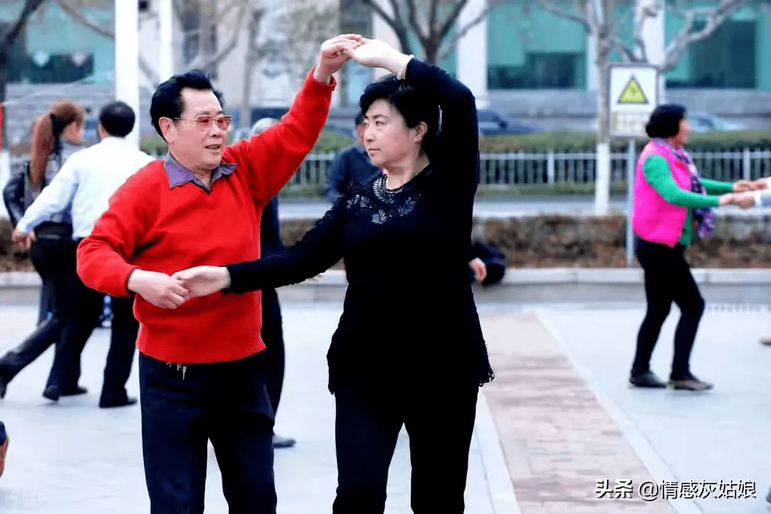 
为何要规劝已婚女人 不要着迷广场舞？3个60岁女人道出心里的痛【ayx官网】(图2)