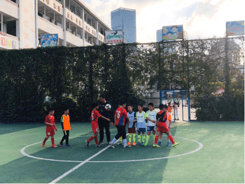 【足球联赛】驰骋绿茵场 点燃足球梦——南站小学举行2020年“校长杯”班级足球联赛“ayx官网”(图2)
【足球联赛】驰骋绿茵场 点燃足球梦——南站小学举行2020年“校长杯”班级足球联赛“ayx官网”(图2)