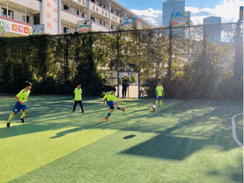 【足球联赛】驰骋绿茵场 点燃足球梦——南站小学举行2020年“校长杯”班级足球联赛“ayx官网”(图6)
【足球联赛】驰骋绿茵场 点燃足球梦——南站小学举行2020年“校长杯”班级足球联赛“ayx官网”(图6)