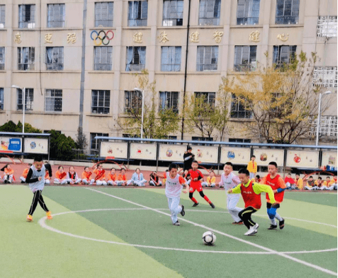 【足球联赛】驰骋绿茵场 点燃足球梦——南站小学举行2020年“校长杯”班级足球联赛“ayx官网”(图9)
【足球联赛】驰骋绿茵场 点燃足球梦——南站小学举行2020年“校长杯”班级足球联赛“ayx官网”(图9)