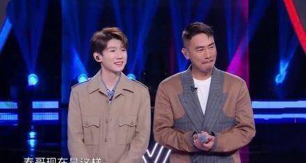 ayx官方网站：
王源官方身高170 陈小春官方身高178 两人同框后 到底谁说谎(图4)