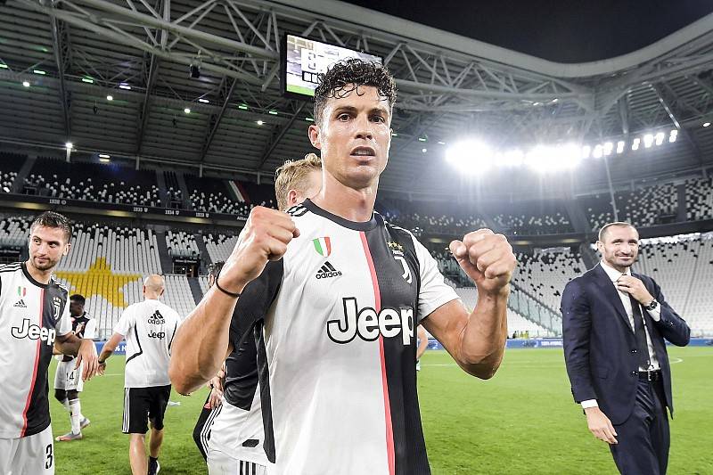 “爱游戏(ayx)中国官方网站”
35岁4个差别联赛32座冠军奖杯 C罗还能再火几年?拭目以待!(图8) “爱游戏(ayx)中国官方网站”
35岁4个差别联赛32座冠军奖杯 C罗还能再火几年?拭目以待!(图8)