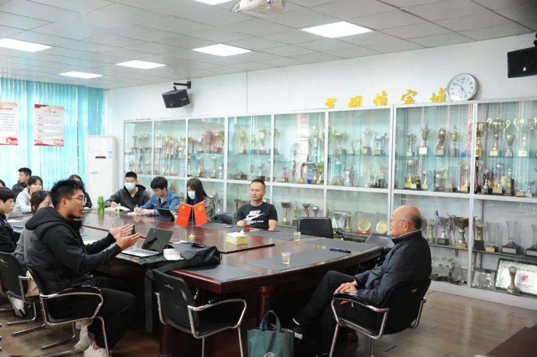 【ayx官方网站】
我国体育学泰斗卢元镇教授莅临我校体育部开展讲座交流(图4) 【ayx官方网站】
我国体育学泰斗卢元镇教授莅临我校体育部开展讲座交流(图4)