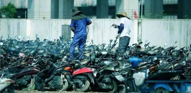 ‘ayx官网’
报废摩托销毁！摩托车报废年限何时取消？(图4)