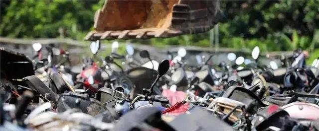‘ayx官网’
报废摩托销毁！摩托车报废年限何时取消？(图14)