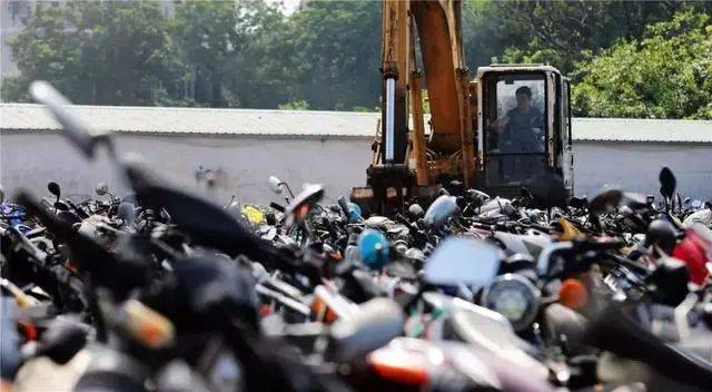 ‘ayx官网’
报废摩托销毁！摩托车报废年限何时取消？(图23)