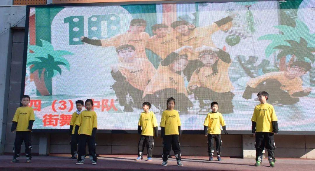 
【童话故事】绿茵点亮梦想 激情挥洒青春 ——建邺实验小学乐成举行第二届“蜗牛杯”班级足球联赛决赛和颁奖仪式【ayx官方网站】(图2)