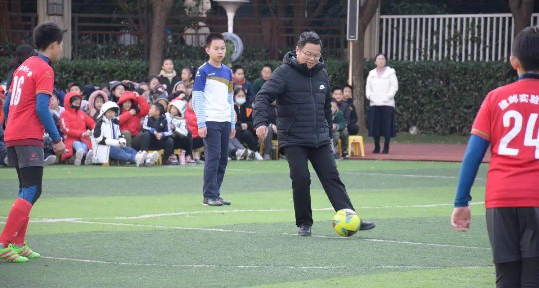 
【童话故事】绿茵点亮梦想 激情挥洒青春 ——建邺实验小学乐成举行第二届“蜗牛杯”班级足球联赛决赛和颁奖仪式【ayx官方网站】(图3)